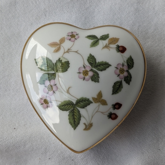 Wedgwood Other - Wedgwood Wild Strawberry Bone China Small Heart Box & Lid Gold Rim Discontinued